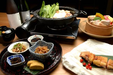 Restorandaki çeşitli taze Japon yemeklerini yakından izliyoruz.      