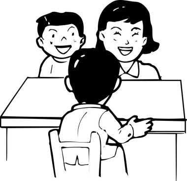 Masada oturan üç çocuk birlikte gülümsüyor.