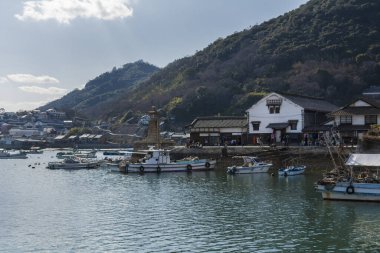 Geleneksel Japon Balıkçılık Limanı Tekneler, Sahil Kasabası ve Dik Tepeler