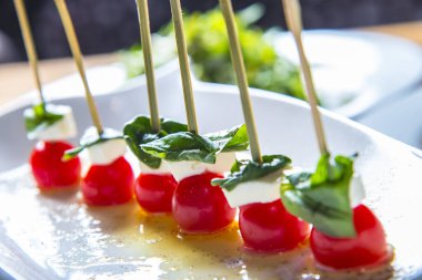 Domatesli ve peynirli kanepeler, yaklaşın.