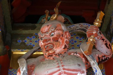 Japon tapınağındaki geleneksel antik dekorun yakın plan çekimi.