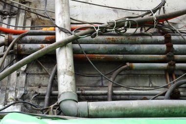 Eski evdeki elektrik borularını kapatın.