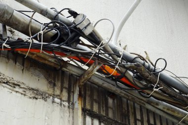 Eski evdeki elektrik borularını kapatın.