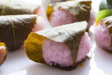 Masadaki taze sakuramochi 'yi kapat.