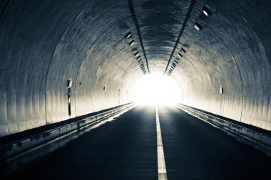 Sonunda ışık olan boş bir tünel