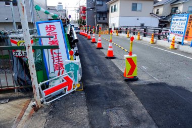 Trafik konileri ve tabelaları gösteren yol yapım alanı