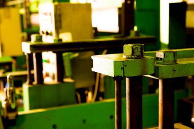 Yeşil ve sarı renkli endüstriyel makine parçaları görünür