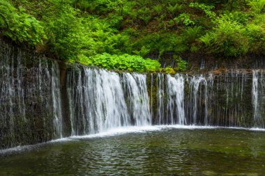 Dağlarda güzel bir şelale