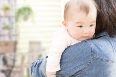 Genç anne bebeğini kucağında tutuyor. 