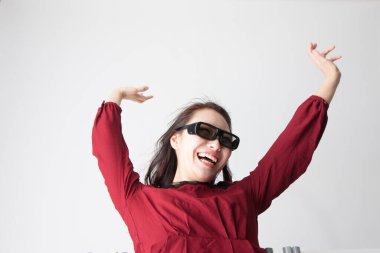 Gözlüklü Japon kadının beyaz arka planda poz verirken ki duygusal portresi. 