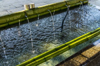 Sokaktaki çeşmeye su sıçrıyor.