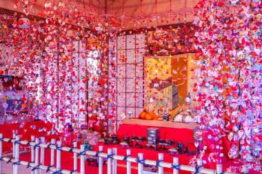 Hina bebeklerinin geleneksel Japon asma süslemeleri