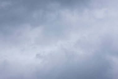 Gökyüzündeki kara bulutlar