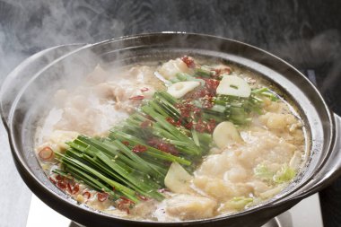 tencere dolusu yemek, sebze ve sebze.  