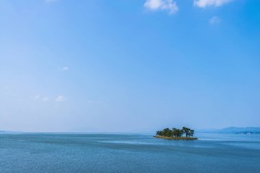 Shimane Bölgesi, Japonya 'daki Shinji Gölü' nün güzel manzarası                 