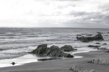 Denizin üzerinde fırtına bulutları 