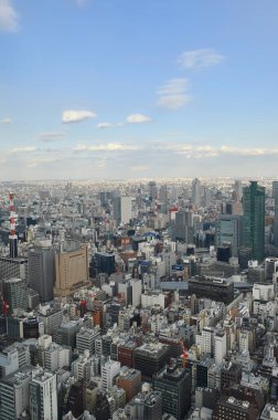 Gündüz vakti modern Japon şehrinin havadan görünüşü