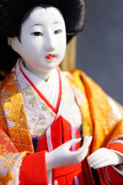 Japonya 'daki Kız Festivali' nde geleneksel Japon hina bebekleri, şeftali festivali