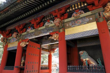 Japon tapınağındaki geleneksel antik dekorun yakın plan çekimi.