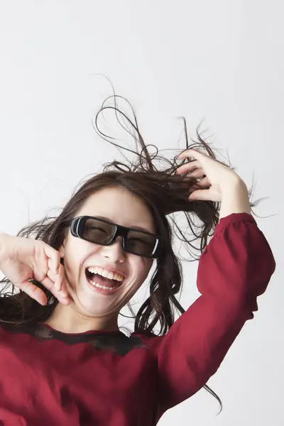 Retrato Estudio Una Mujer Emocionalmente Japonesa Con Gafas Posando Sobre — Foto de Stock