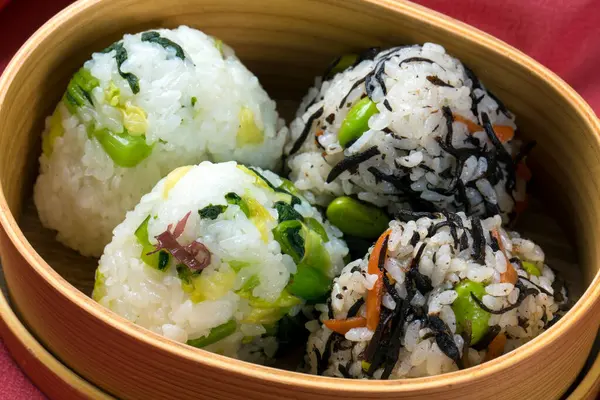 Onigiri sushi, geleneksel Japon yemeği.