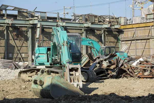 Escavadeira Verde Trabalhando Uma Pilha Escombros — Fotografia de Stock