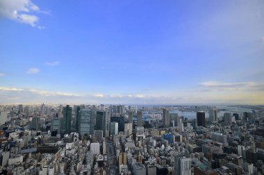 Gündüz vakti modern Japon şehrinin havadan görünüşü