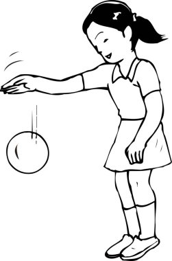 Beyaz arka planda topla oynayan bir kız 