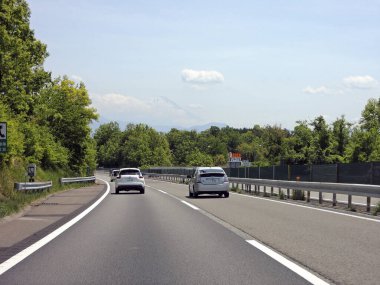 Japonya kırsalında arabalar yolda gidiyor.