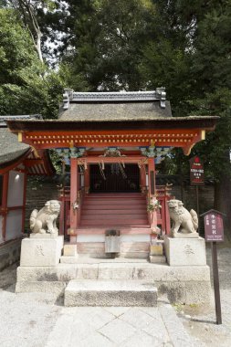 Yaz günü geleneksel Japon mimarisi