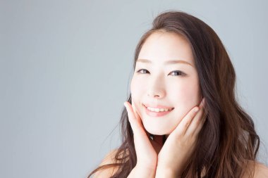 Beyaz arka planda şık giyinmiş güzel Japon kadın portresi.