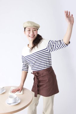 Kafeteryada şık kıyafetler içindeki güzel Japon garsonun portresi