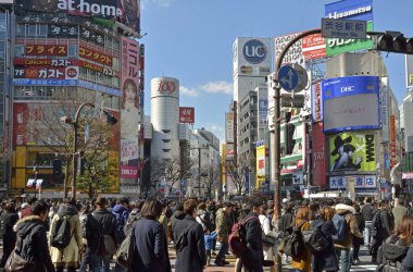 Tokyo, Japonya 'da Shibuya Geçidi' nde yürüyen bir kalabalık.