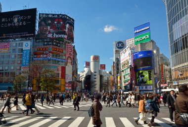 Tokyo, Japonya 'da Shibuya Geçidi' nde yürüyen bir kalabalık.