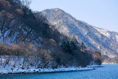 Kış dağlarındaki gölün güzel kış manzarası          