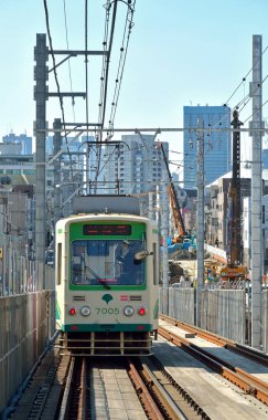 Tokyo şehri peyzajı ile Japonya 'da tren