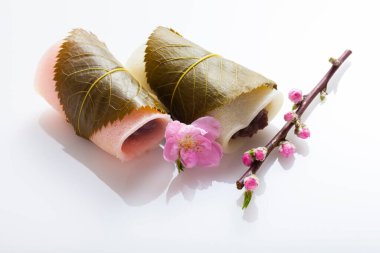 Masadaki taze sakuramochi 'yi kapat.