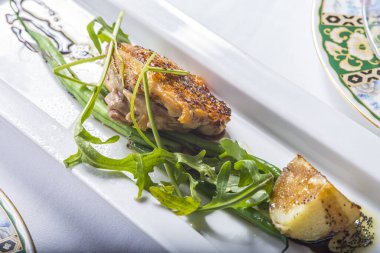 Bir tabak yeşillik ve et. 