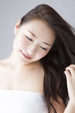 Doğal makyajlı güzel Asyalı kadın.