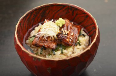 Yakın plan - Restoran masasında pirinç ve yılan balığı ile lezzetli yemek manzarası