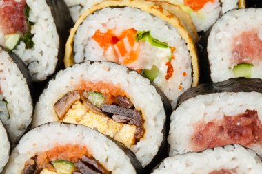 Ton balıklı suşi, somon balığı, peynir. Japon yemeği.