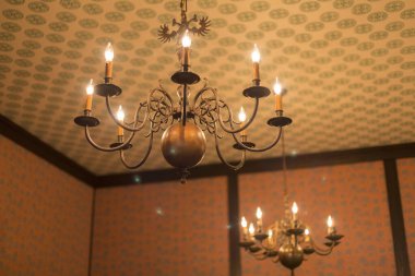 Tavandan sarkan avize, iç unsur.