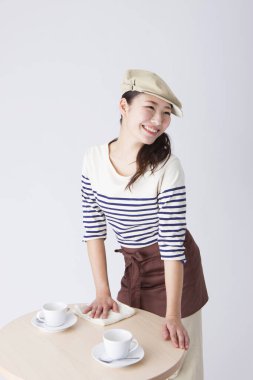 Kafeteryada şık kıyafetler içindeki güzel Japon garsonun portresi