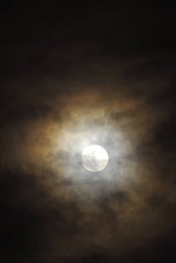 Gece gökyüzündeki ay