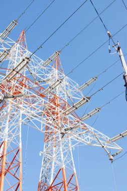 Yüksek voltajlı elektrik iletim kuleleri, düşük açılı görüş