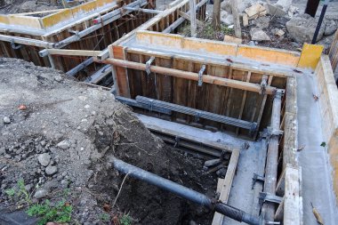 Tahta formları olan beton temel inşaatı