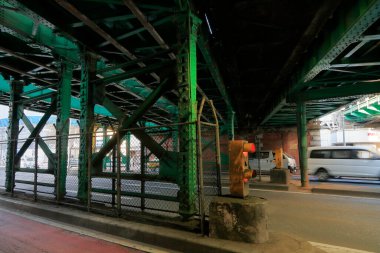 Yeşil metalden yapılmış köprü yapısı, endüstriyel arkaplan