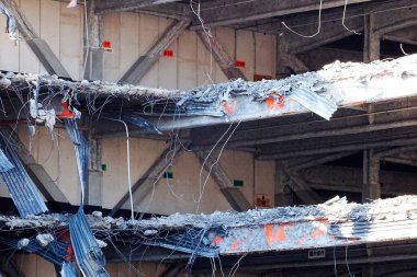 Hasarlı beton zemin, yıkım işlemi sırasında meydana çıkan demiri gösteriyor.