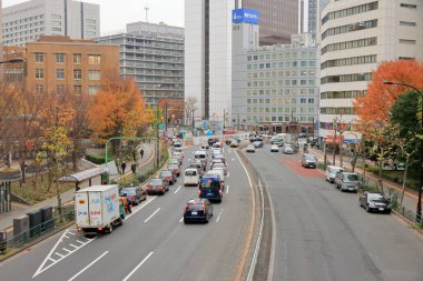 Tokyo, Japonya 'da kentsel mimari ve şehir trafiğine bakış
