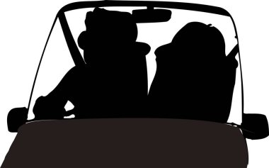 Arabada iki kişi oturuyor.